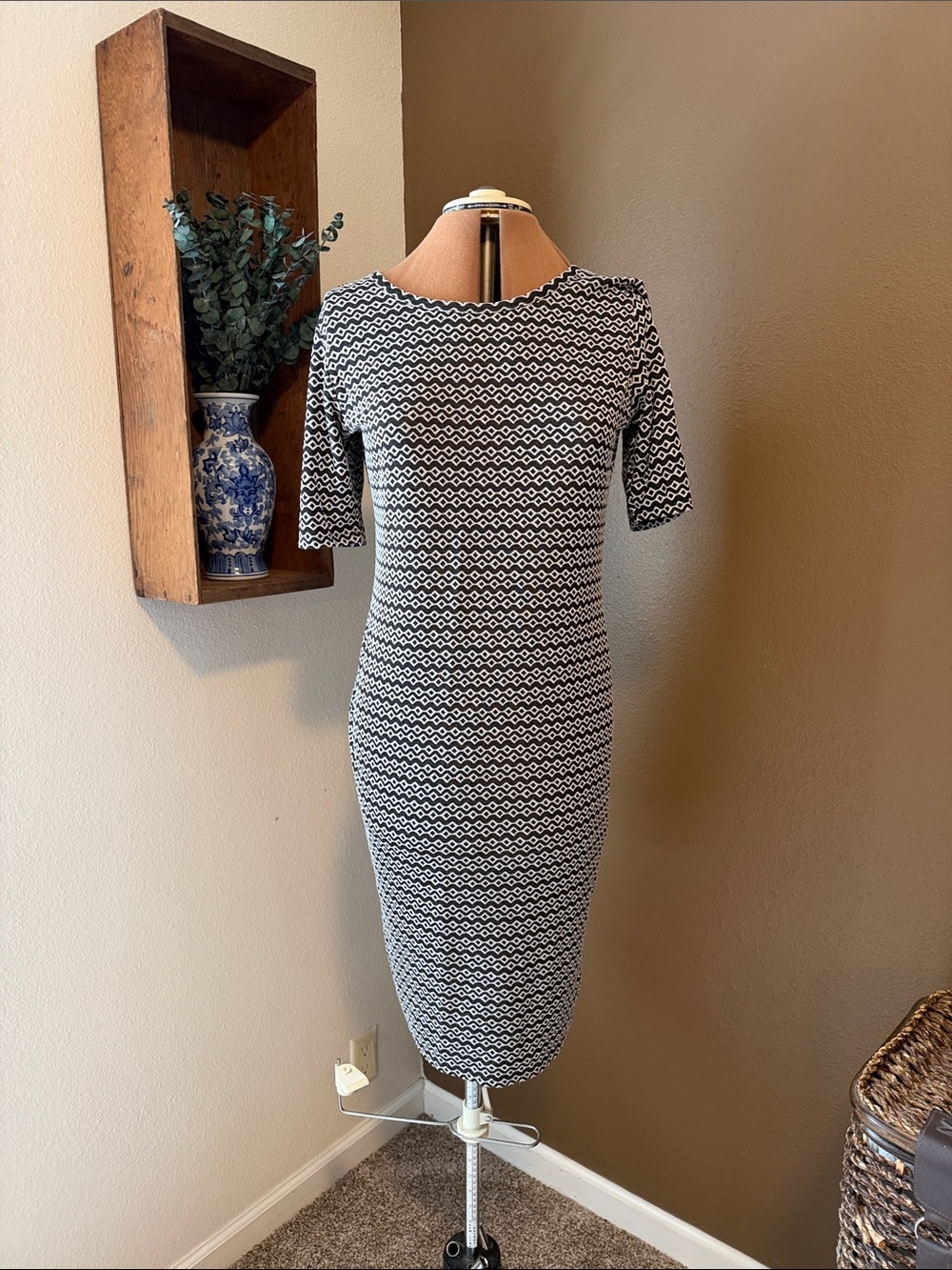 Women's Black & White Patterned Sheath Dress - Classic Midi LulaRoe M